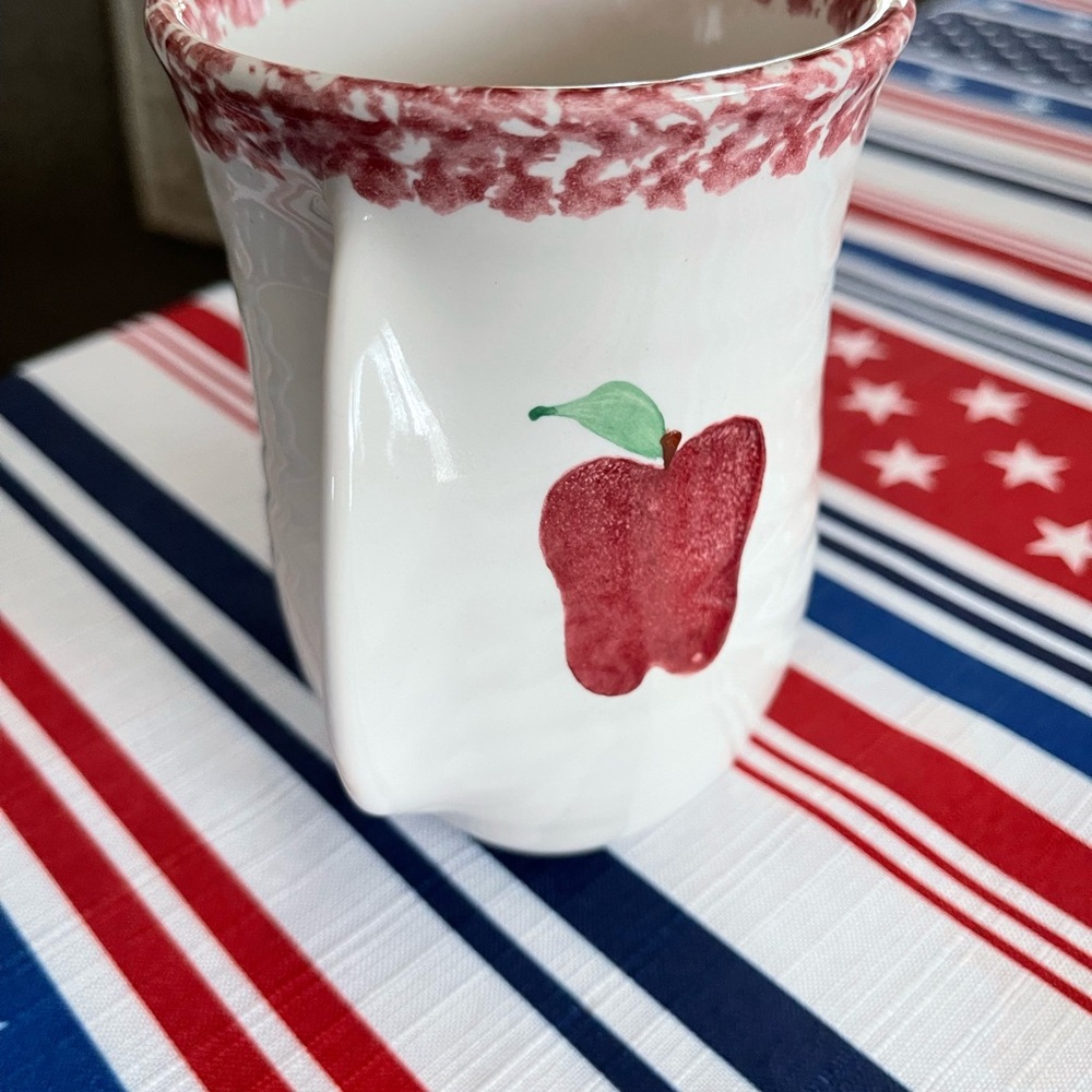 Neher right handed mug. Homespun sponge rim with apple Ceramic Mug